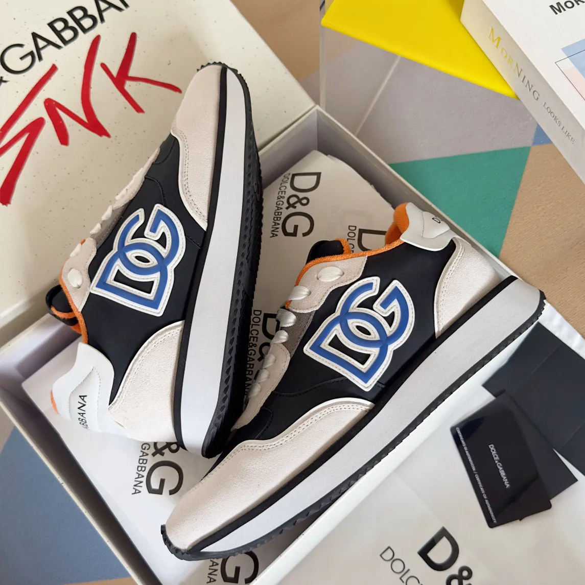 Factory price: 458💰D&G's latest Cushion series casual sports shoes, dad shoes, running shoes, original purchase and development, production, handmade, but always looking to the future. The new Cushion sneakers feature a two-tone suede upper accented by a mesh contrasting printed DG cross logo on the side. The lightweight, grippy rubber outsole is innovatively designed to provide excellent performance, while the jacquard label adds timeless style. Exquisite packaging at the delivery counter🛍📦 ▪️ Fabric: Original custom-made first-layer cowhide ▪️ Lining: Original custom-made breathable towel lining ▪️ Sole: Original open-molded rubber material ▪️ Bottom thickness: 3.5CM ▪️ Size: Men's 38-44, customized 45